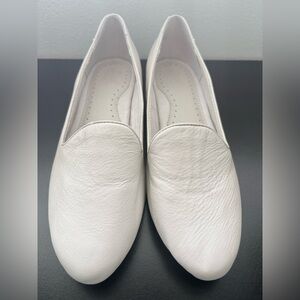 New GH Bass & Co Elegant Bone Color Leather Women's Loafers in Size 8